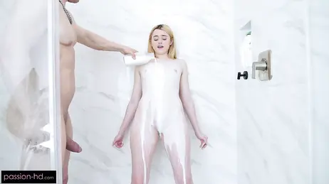 Echando leche por el cuerpo a su amante en la ducha para luego follarla sin parar