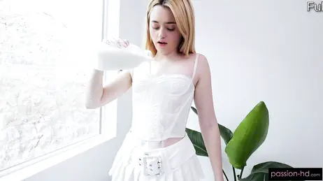 Echando leche por el cuerpo a su amante en la ducha para luego follarla sin parar