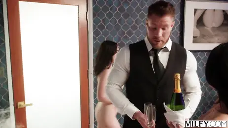 De beställer champagne och hotellkyparen tar den upp till deras rum... vilka slampor!