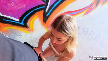 De blonde stoeipoes Summer Kline opent haar roze kutje wijd om hard geneukt te worden.