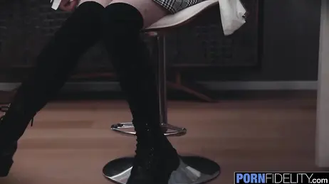 Goth-tjej uppfyller sin fantasi om att ha sex med sin styvfar: hon särar på benen!