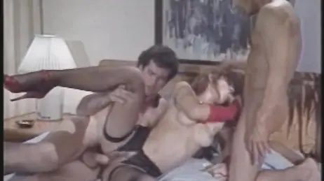 La estrella porno Aja se la mama a Billy Dee y Jon Dough en un trio xxx