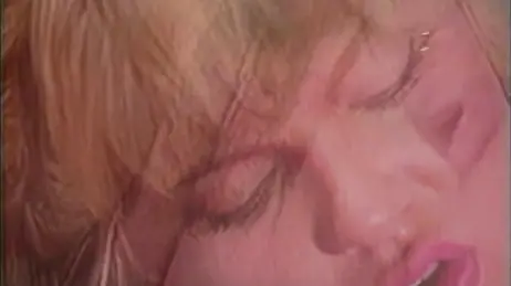 Nippel lecken und lesbischer Muschi-Essen im 80er-Jahre-Pornofilm