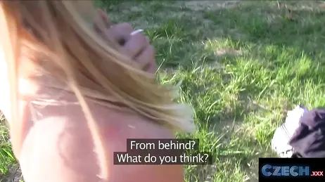 Une jeune fille mince au pubis rasé se laisse baiser par un parfait inconnu.