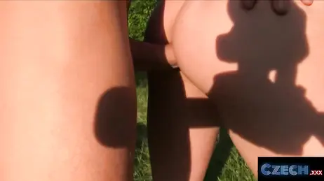 Une jeune fille mince au pubis rasé se laisse baiser par un parfait inconnu.