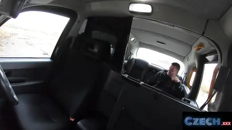 La bellissima tassista bruna continua a fissare il pene del cliente nello specchietto retrovisore.