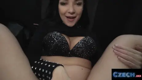 La bellissima tassista bruna continua a fissare il pene del cliente nello specchietto retrovisore.