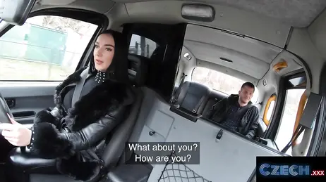 La bellissima tassista bruna continua a fissare il pene del cliente nello specchietto retrovisore.