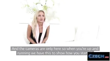 Eine wunderschöne Blondine aus Tschechien erscheint zum Vorstellungsgespräch und ist auf alles vorbereitet.