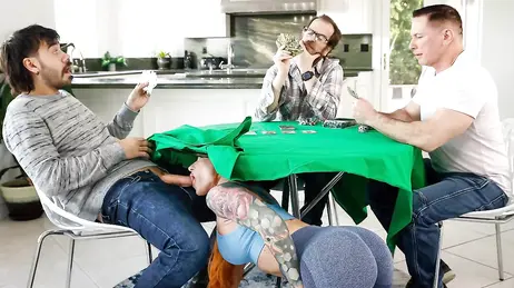 Mentre gioco a carte con il vicino, sua moglie mi sta facendo un pompino.