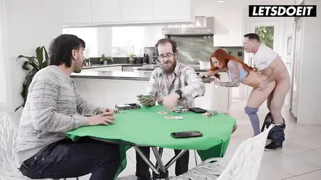 Mentre gioco a carte con il vicino, sua moglie mi sta facendo un pompino.