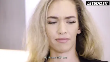 Sätter sina fingrar och kuk inuti den heta fitta av sexiga Briana Banderas