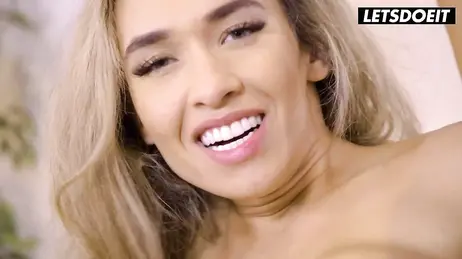 Sätter sina fingrar och kuk inuti den heta fitta av sexiga Briana Banderas