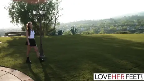 De golfinstructrice heeft een ware voetfetisj: ze zou hem maar wat graag ook vaginaal bevredigen!