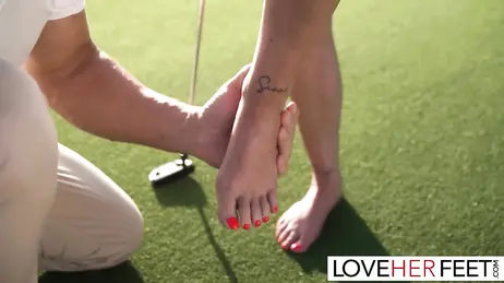 De golfinstructrice heeft een ware voetfetisj: ze zou hem maar wat graag ook vaginaal bevredigen!