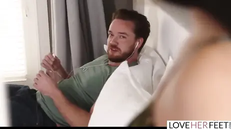 Il ne peut s'empêcher de fixer les pieds (et les fesses) de la copine de son fils.