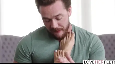 Il ne peut s'empêcher de fixer les pieds (et les fesses) de la copine de son fils.