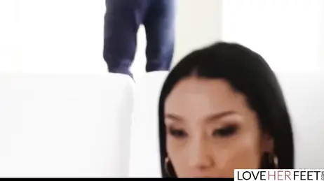 Il ne peut s'empêcher de fixer les pieds (et les fesses) de la copine de son fils.