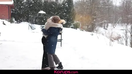 Due amiche lesbiche si rifugiano in una cittadina del nord Europa per fare sesso senza sosta.