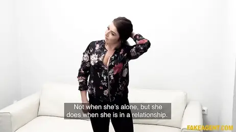 Au premier abord, elle semble sérieuse, mais elle finit par gémir de plaisir comme une folle.