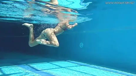 La vue d'une bombe en bikini string plongeant dans la piscine