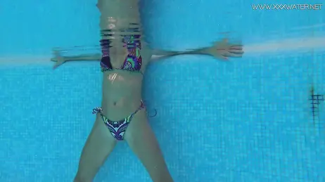 La vue d'une bombe en bikini string plongeant dans la piscine