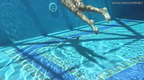 La vue d'une bombe en bikini string plongeant dans la piscine