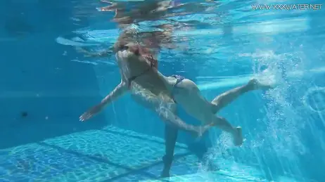 La vue d'une bombe en bikini string plongeant dans la piscine