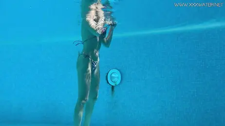 La vue d'une bombe en bikini string plongeant dans la piscine
