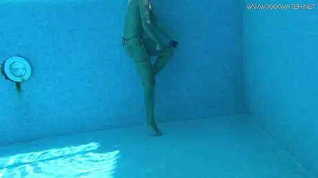 La vue d'une bombe en bikini string plongeant dans la piscine