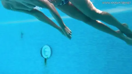 La vue d'une bombe en bikini string plongeant dans la piscine