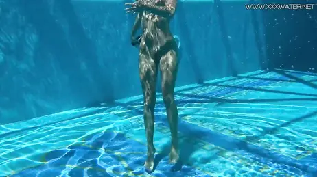 La vue d'une bombe en bikini string plongeant dans la piscine