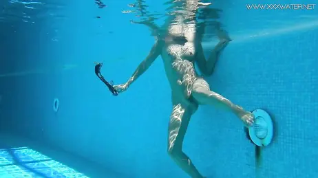 La vue d'une bombe en bikini string plongeant dans la piscine