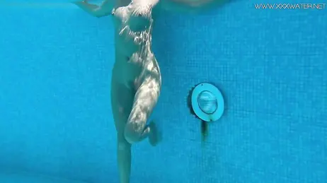 La vue d'une bombe en bikini string plongeant dans la piscine