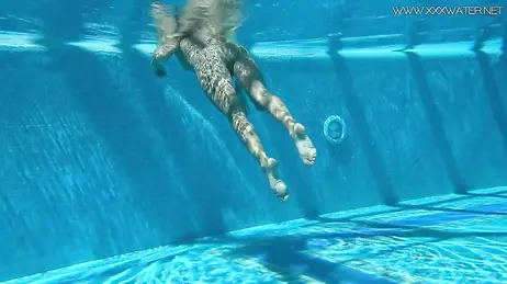 La vue d'une bombe en bikini string plongeant dans la piscine
