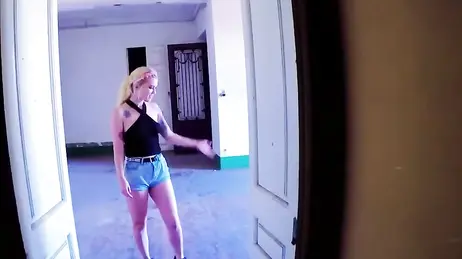 Der pralle Hintern und die köstlich rasierte Muschi der polnischen Blondine Misha Cross