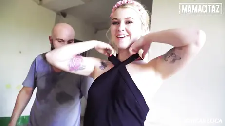 Der pralle Hintern und die köstlich rasierte Muschi der polnischen Blondine Misha Cross