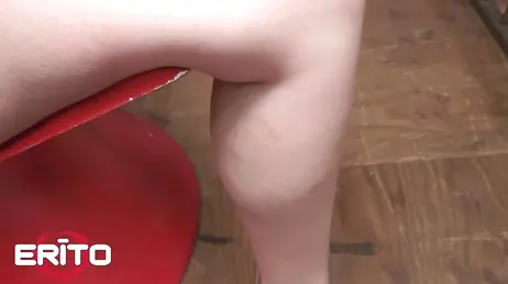 Gordita japonesa de gafas y buenas tetas disfruta de una buena comida de coño