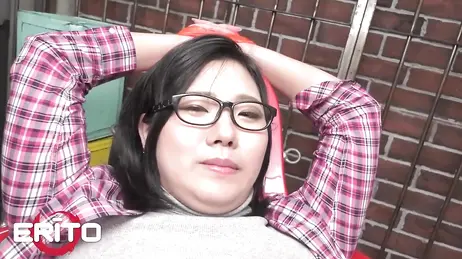 Gordita japonesa de gafas y buenas tetas disfruta de una buena comida de coño