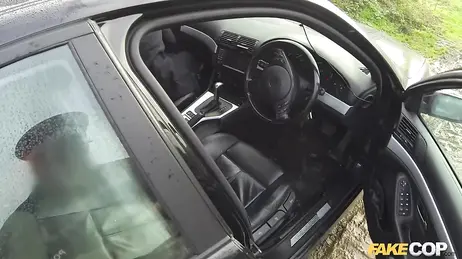 El policia ayuda a una pelirroja desorientada y termine clavándole la polla entre gemidos de placer