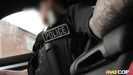 El policia ayuda a una pelirroja desorientada y termine clavándole la polla entre gemidos de placer