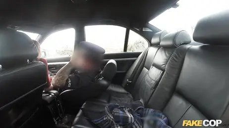 El policia ayuda a una pelirroja desorientada y termine clavándole la polla entre gemidos de placer