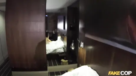 Rubia caliente conoce a un policia por internet y acaba follándoselo en un hotel