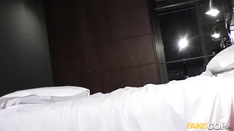 Rubia caliente conoce a un policia por internet y acaba follándoselo en un hotel
