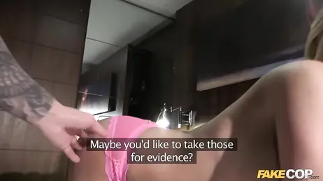 Rubia caliente conoce a un policia por internet y acaba follándoselo en un hotel
