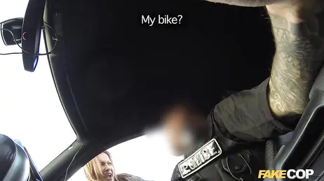 El falso policia la recoge de la carretera y le folla el culo sin parar