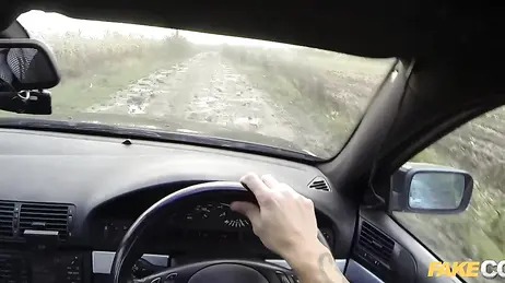 El falso policia la recoge de la carretera y le folla el culo sin parar