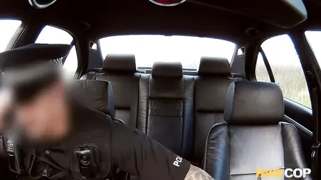 El falso policia la recoge de la carretera y le folla el culo sin parar