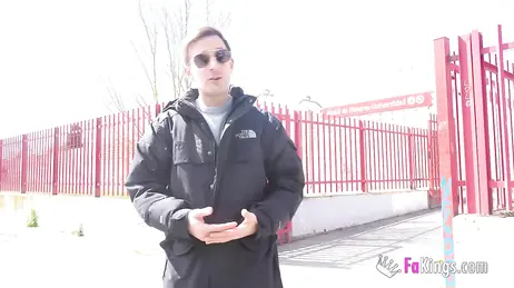 Eine bösartige Studentin lutscht Schwänze zum Nervenkitzel (und weil sie zusätzliches Geld braucht).
