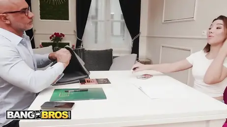 Een aantrekkelijke studente verleidt haar privéleraar zodra ze alleen is.